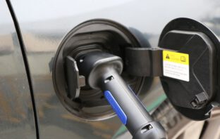 Zo werkt opladen elektrische auto