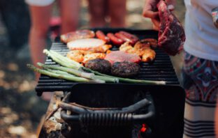 BBQ met een leuke loungeset in de tuin