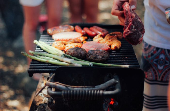 BBQ met een leuke loungeset in de tuin