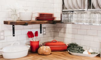 De industriële servieskast: zowel functioneel als decoratief De industriële servieskast zowel functioneel als decoratief